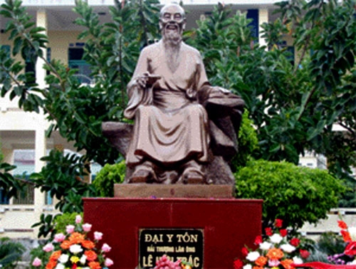 ຮອງນາຍົກລັດຖະມົນຕີຫງວຽນຊວນຟຸກເຂົ້າຮ່ວມພິທີລະນຶກວັນເຖິງແກ່ມໍລະນະກຳຂອງທ່ານໝໍເລຮືວຈາກ